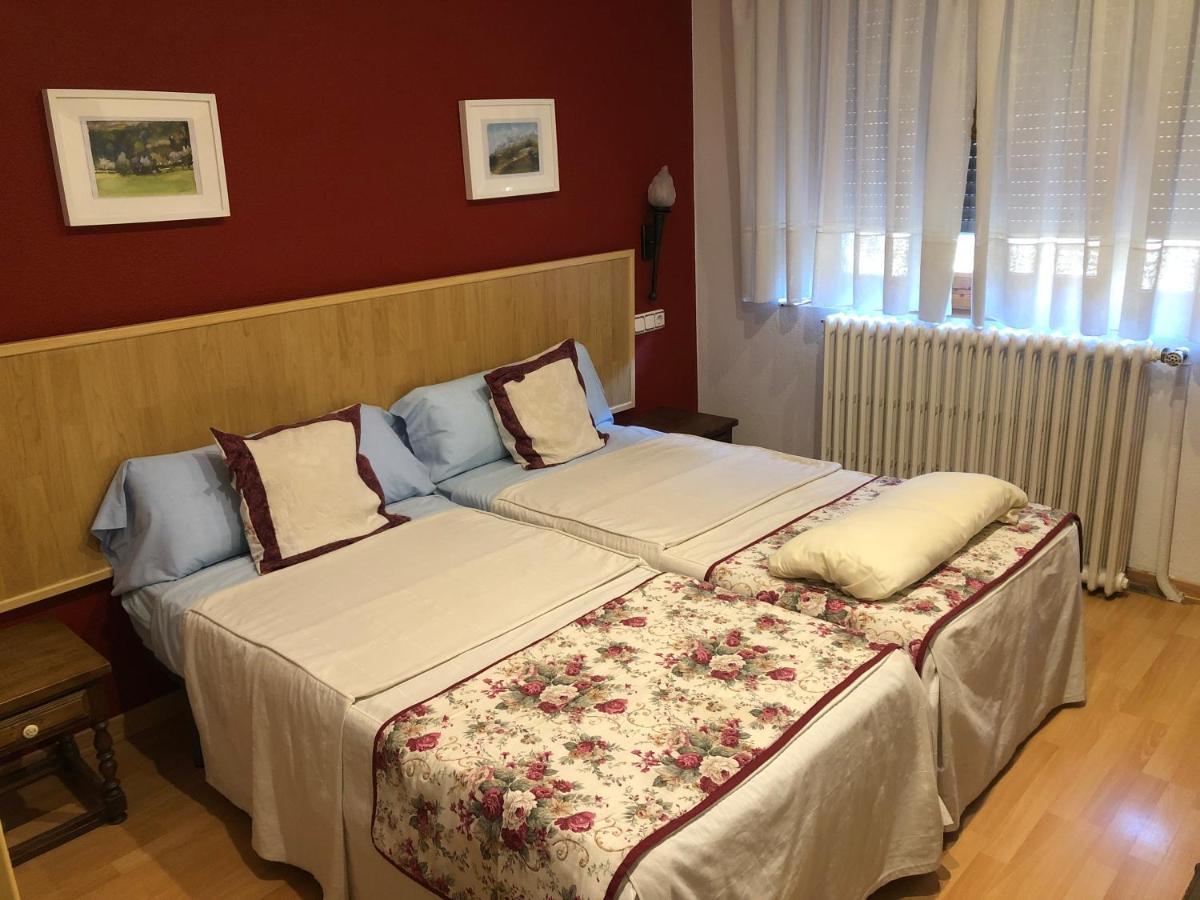 Sabiñánigo Hostal Escartin מראה חיצוני תמונה