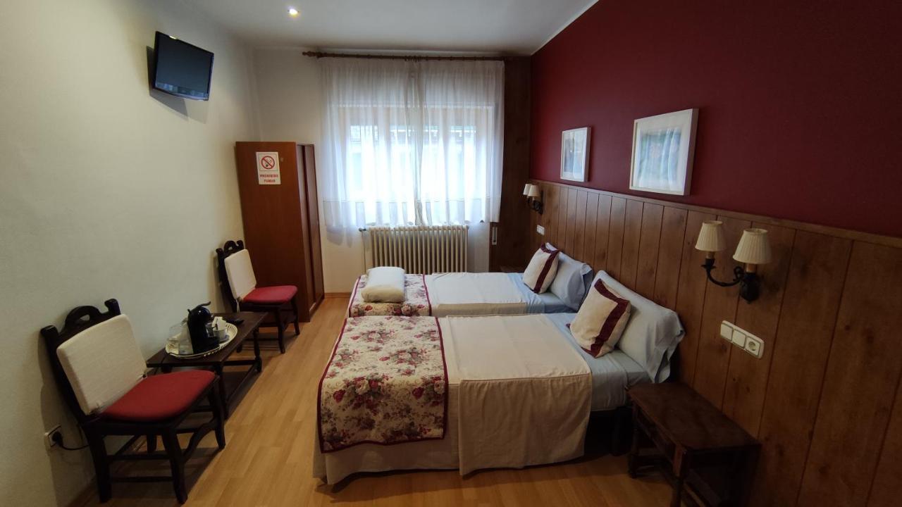 Sabiñánigo Hostal Escartin מראה חיצוני תמונה