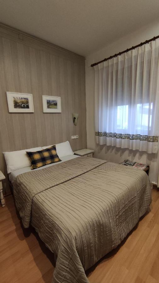 Sabiñánigo Hostal Escartin מראה חיצוני תמונה