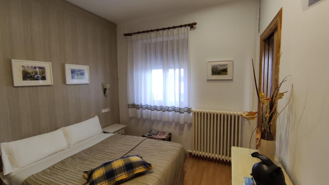Sabiñánigo Hostal Escartin מראה חיצוני תמונה